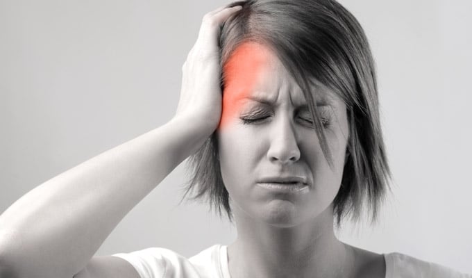 woman headache migraine 1